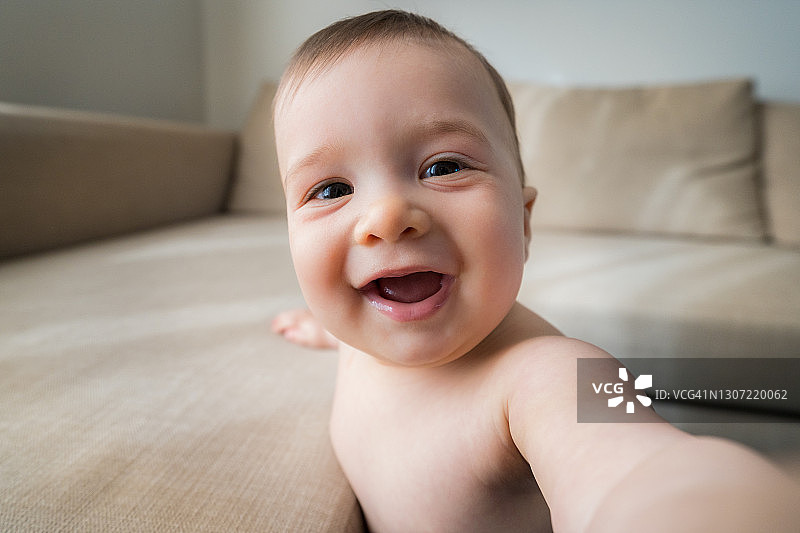 男婴自拍，看着镜头图片素材