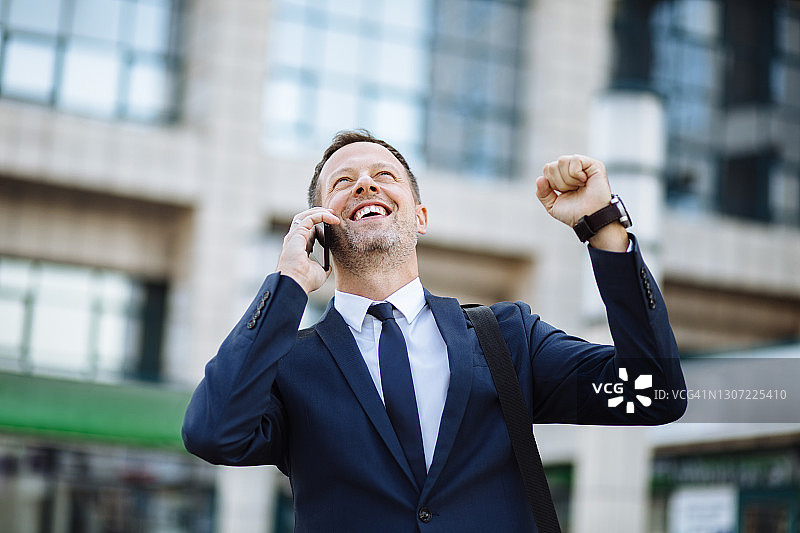 对好消息感到高兴的男商人肖像图片素材