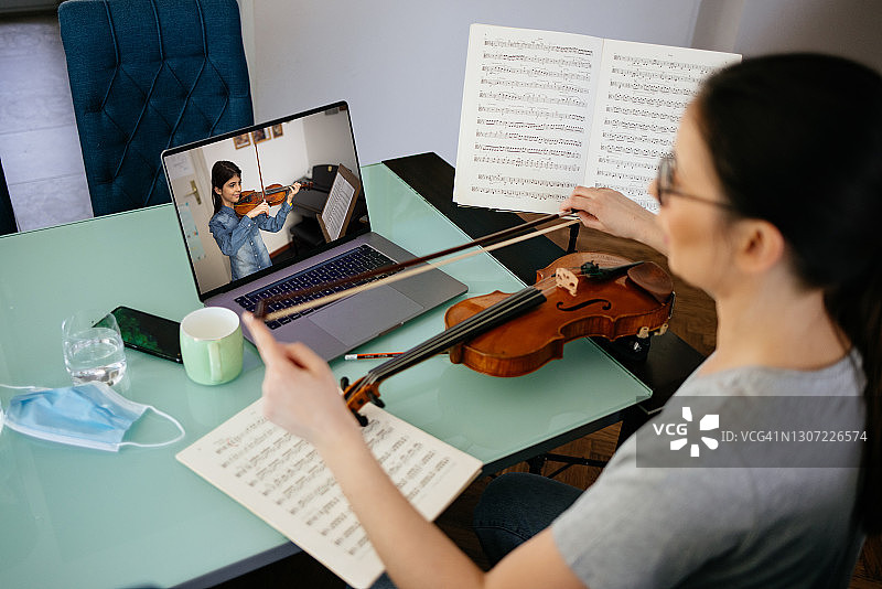 疫情隔离期间的在线小提琴课程图片素材