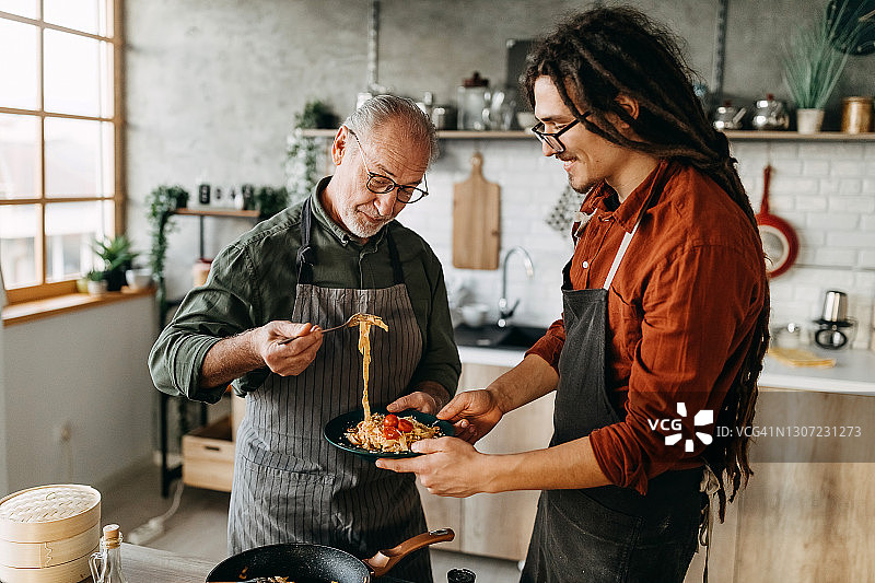 检查意面是否煮熟图片素材