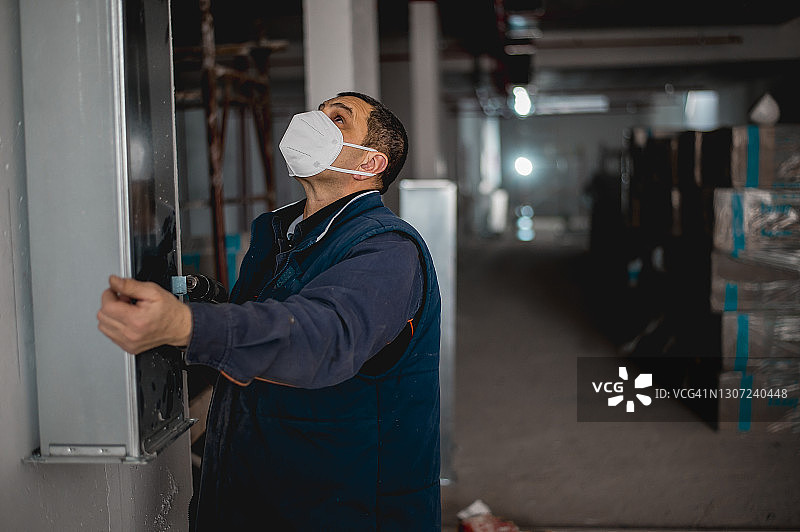 建筑工人戴着防护口罩图片素材