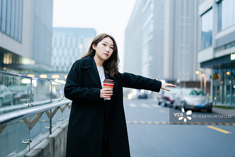 女孩乘坐出租车图片素材