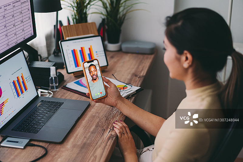 COVID-19疫情期间的居家办公和视频通话图片素材