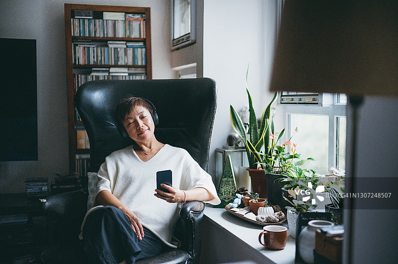 这首歌让她想起了美好的旧时光图片素材