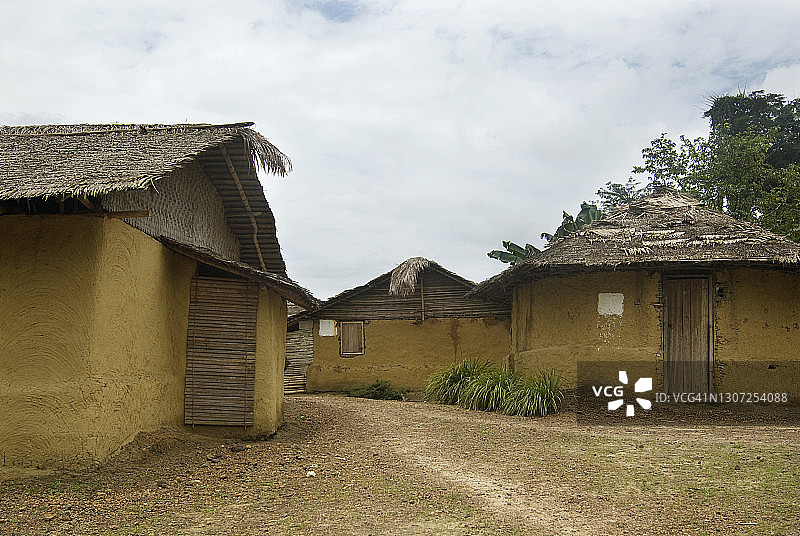 利比里亚偏远村庄的传统泥屋图片素材