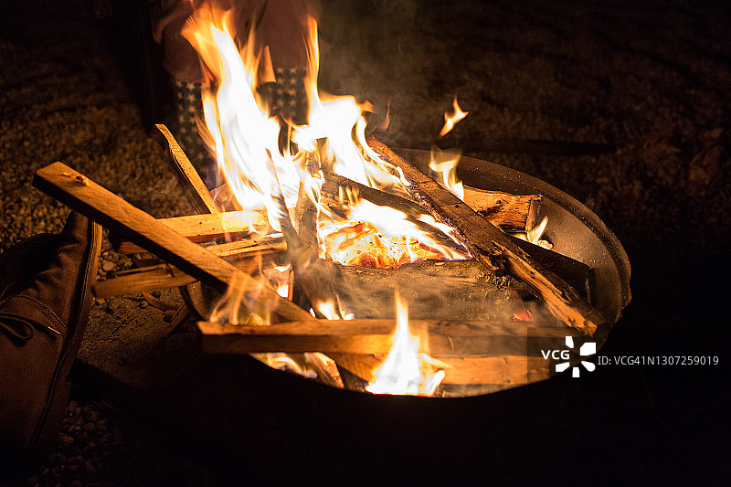 夜晚的户外篝火图片素材