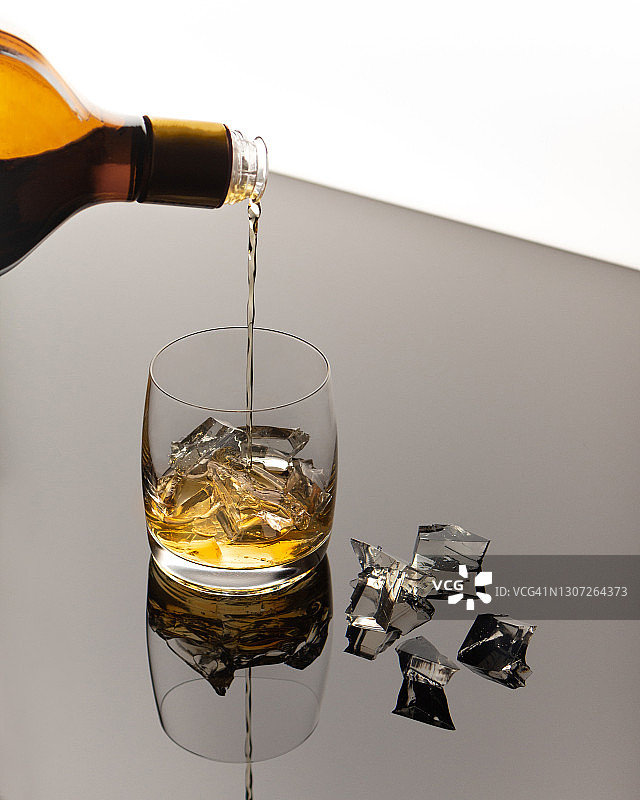 一杯加冰块的朗姆酒图片素材