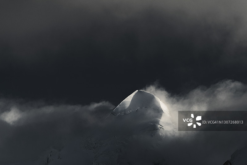 瑞士卡斯特山云雾雪景图片素材
