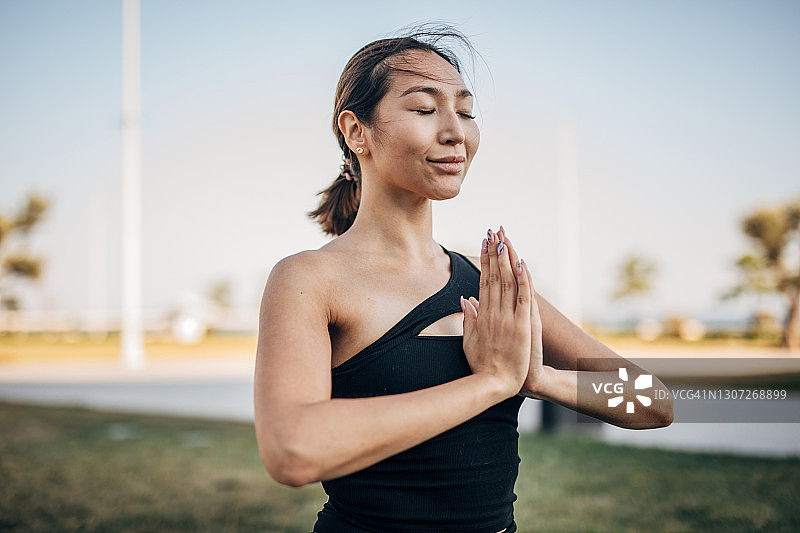 在公园里冥想的女人图片素材