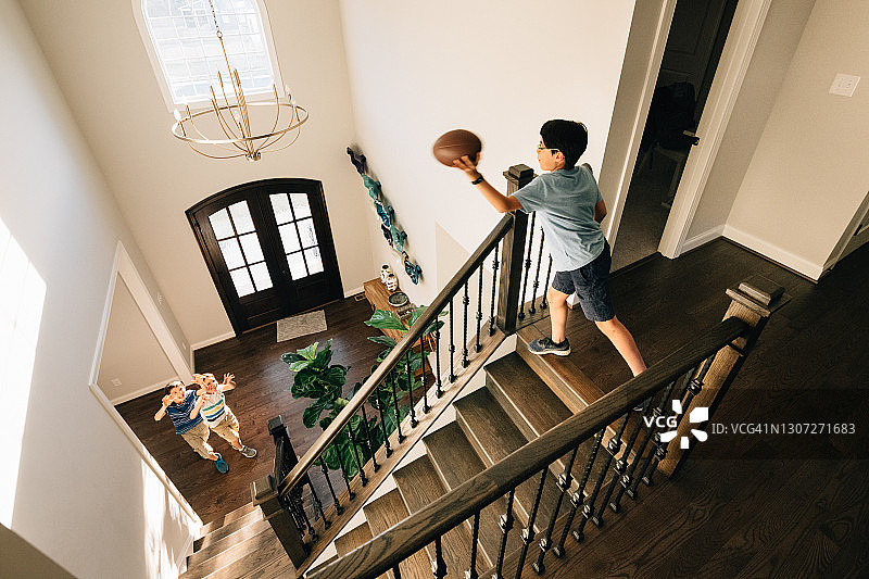 孩子们在室内踢足球图片素材