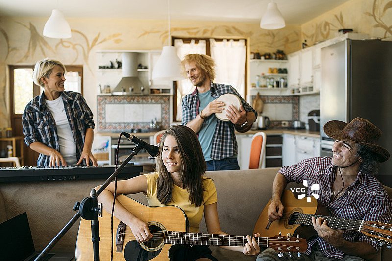 音乐家们在家庭录音室排练图片素材