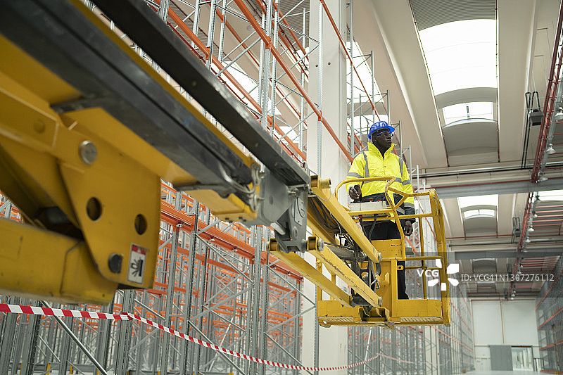 仓库工人移动库存图片素材