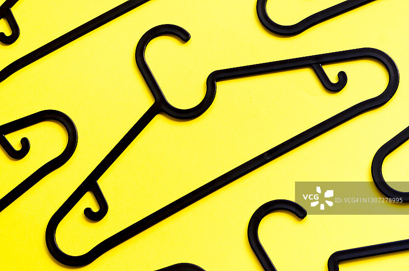 黑色塑料衣架图案：商品销售购物零售概念图片素材