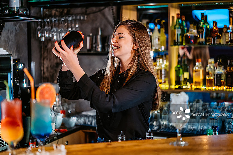 女酒保调制鸡尾酒图片素材