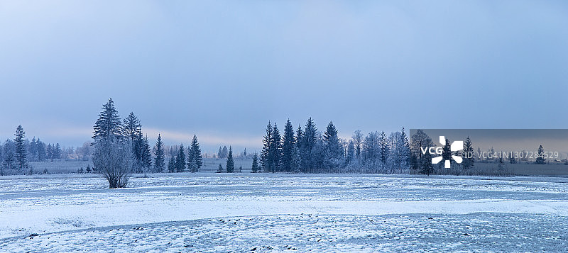 寒冷冬日的高山风光全景图片素材