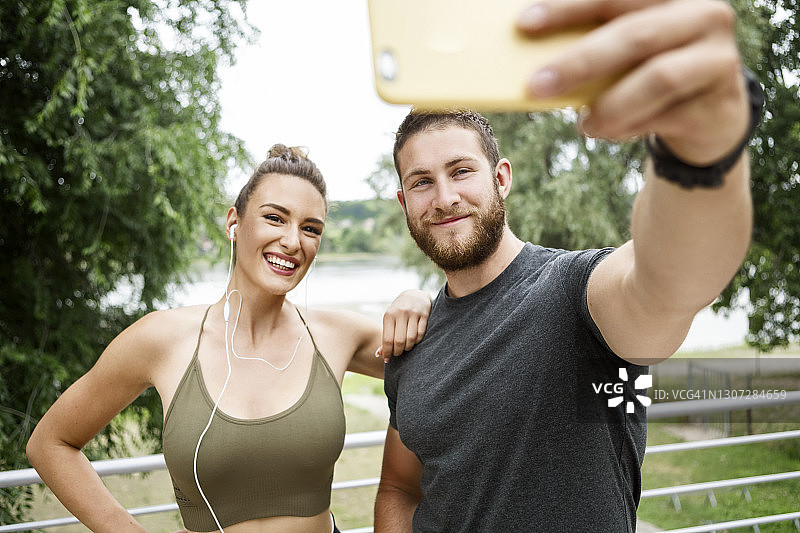 运动情侣训练后自拍图片素材
