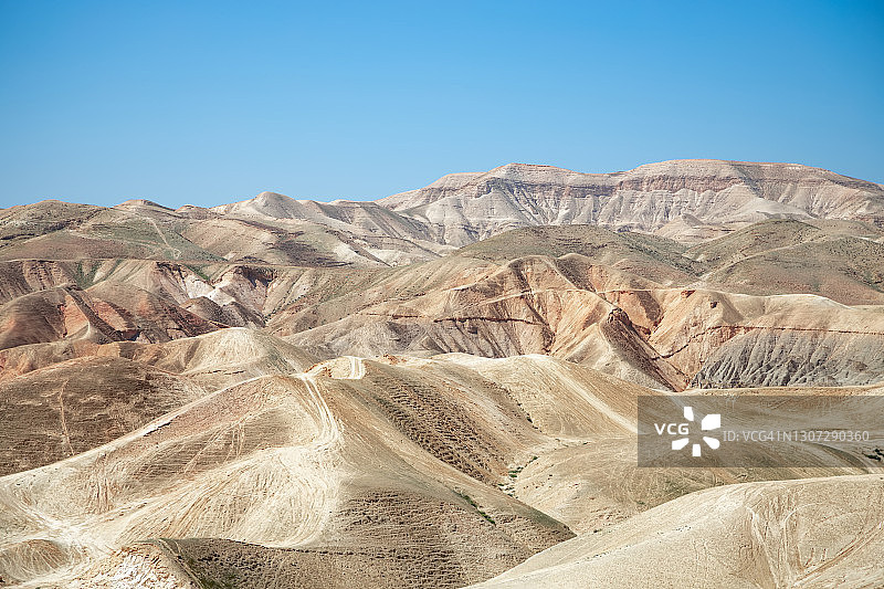 正午时分的沙漠丘陵风光图片素材