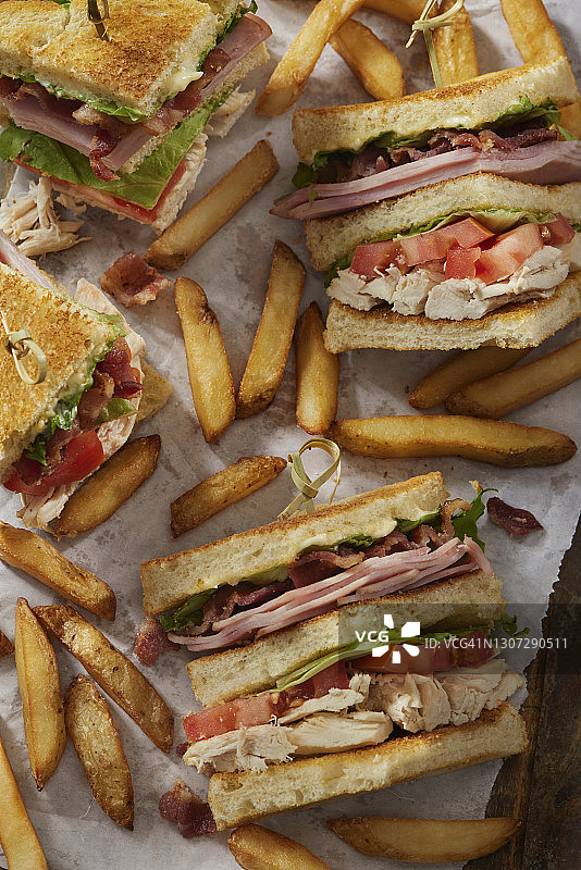 经典烤鸡俱乐部三明治配薯条图片素材