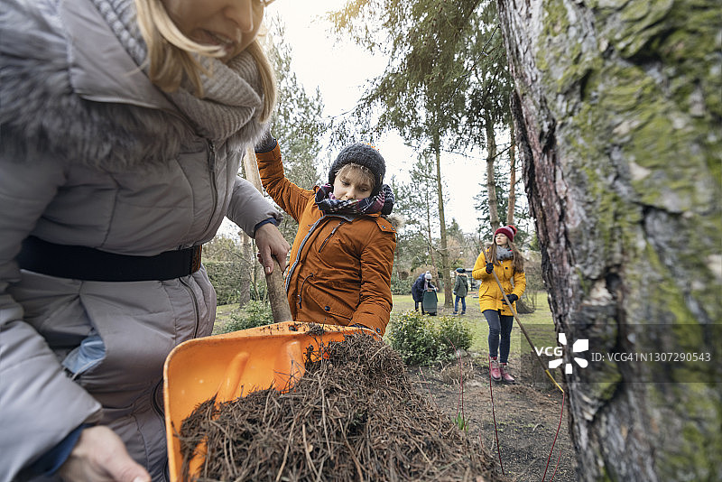 在早春清理后院的家庭图片素材
