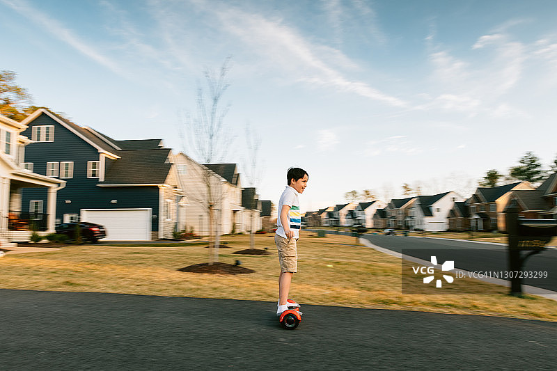 车道上玩悬浮滑板的男孩图片素材