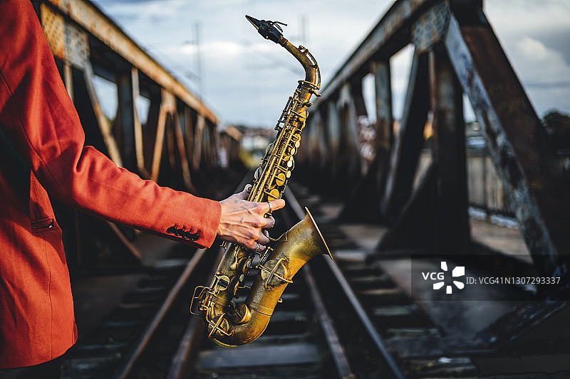 户外吹萨克斯的男艺术家图片素材