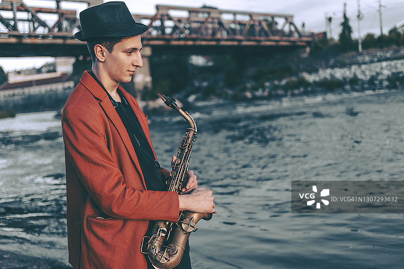 户外吹萨克斯的男艺术家图片素材