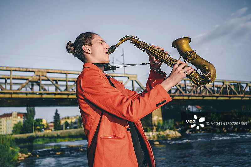 户外年轻萨克斯演奏者图片素材