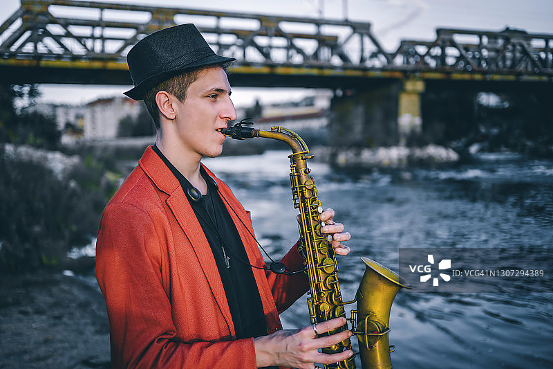 户外年轻萨克斯演奏者图片素材