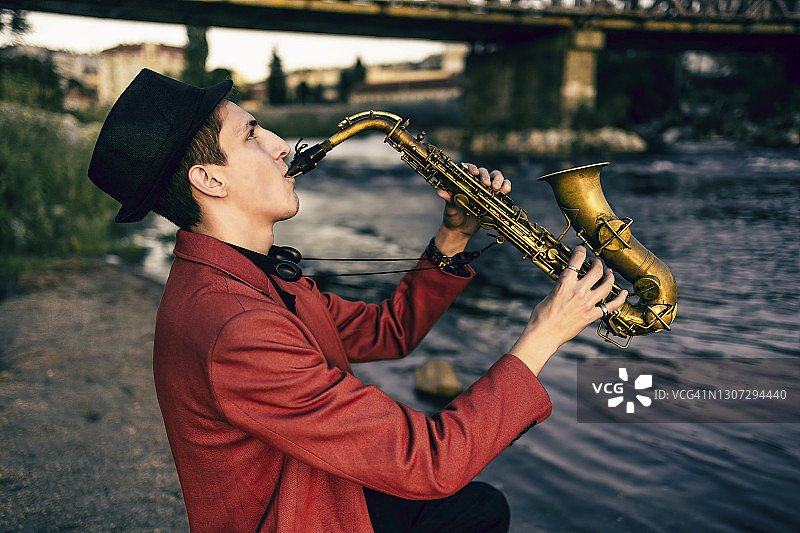 吹萨克斯的男人图片素材