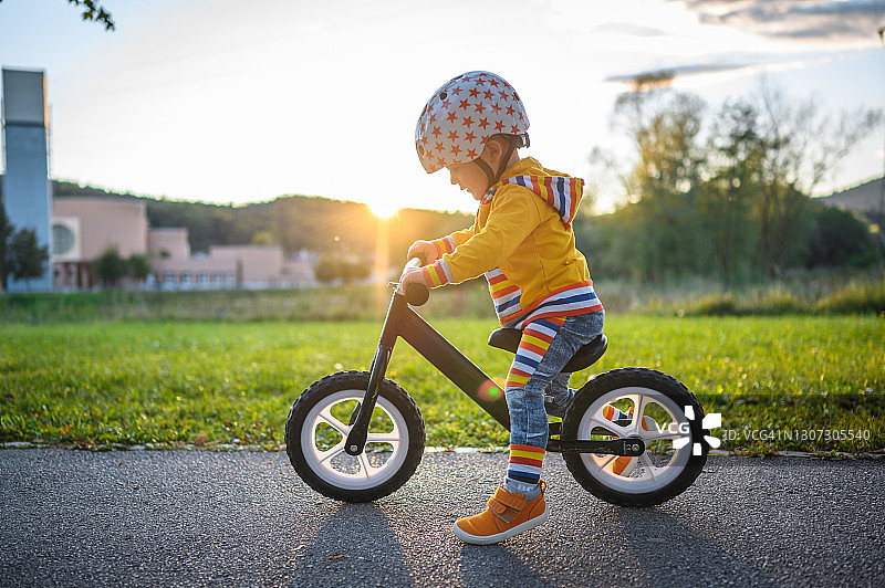 在户外骑平衡车的白人男孩图片素材