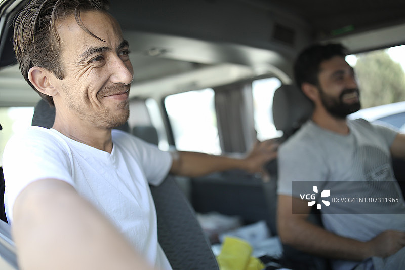 旅途中快乐的两位中东朋友图片素材