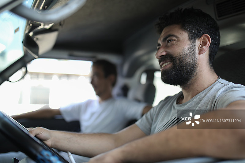 旅途中快乐的两位中东朋友图片素材