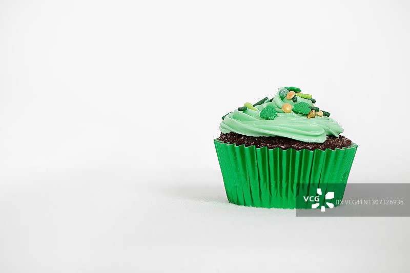 圣帕特里克节绿色巧克力纸杯蛋糕图片素材
