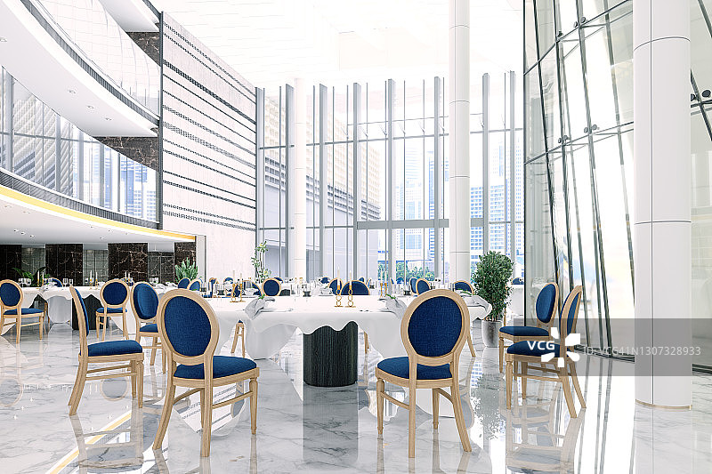 酒店或高级餐厅宴会厅内部，配圆形桌子和海军蓝椅子。图片素材