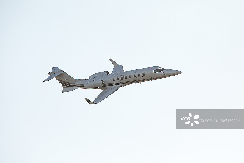 里尔喷气机飞越澳大利亚阿瓦隆机场图片素材