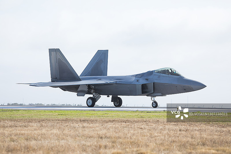 猛禽F-22战斗机在澳大利亚阿瓦隆机场降落图片素材