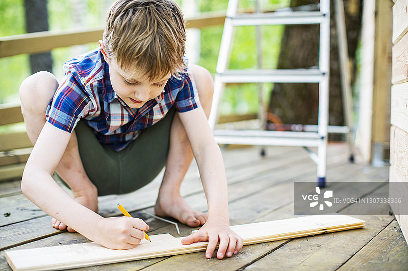 父子在后院建造树屋图片素材