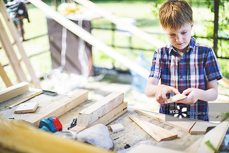 父子在后院建造树屋图片素材