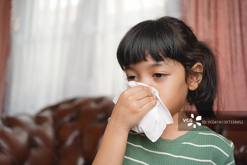 亚洲女童因流感和病毒细菌感染而打喷嚏、咳嗽图片素材