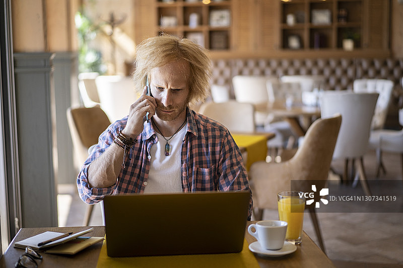 在家办公时打电话图片素材