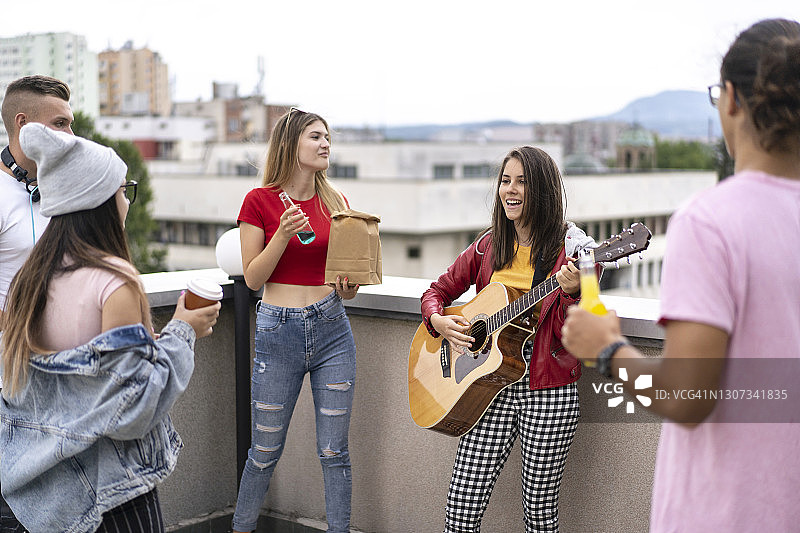 青少年朋友在露台上聚会图片素材