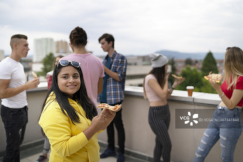 在屋顶上和朋友们聚会图片素材