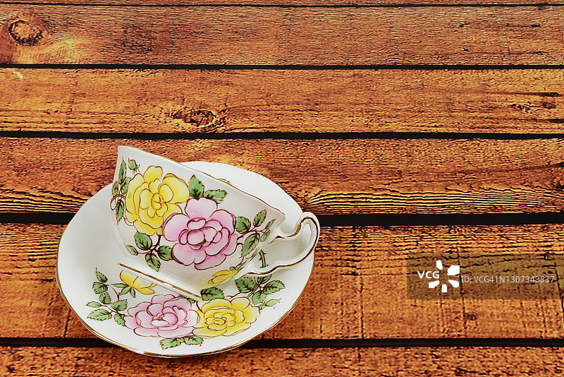 木桌上的茶杯和茶托图片素材