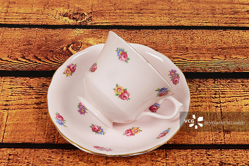 木桌上的茶杯和茶托图片素材