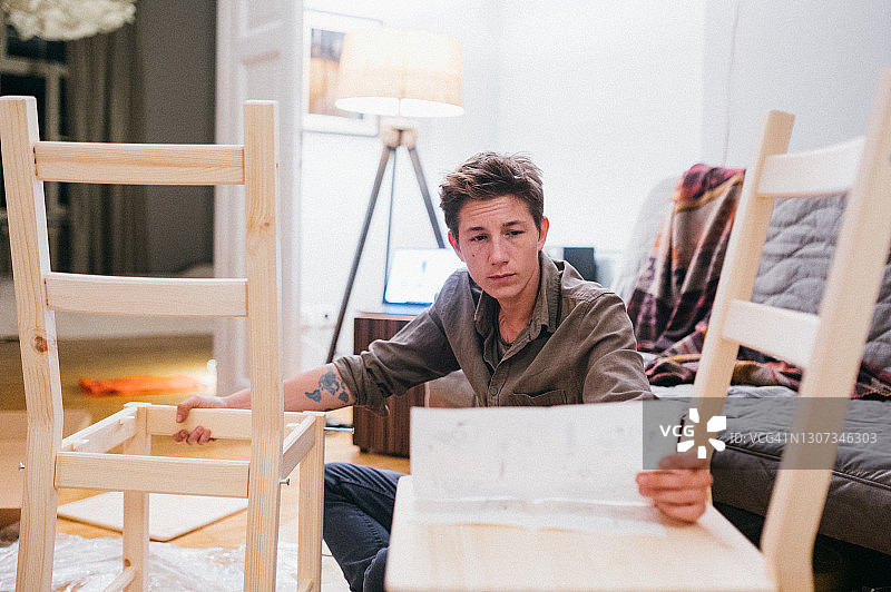 在新公寓组装家具图片素材