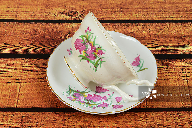 木桌上的茶杯和茶托图片素材