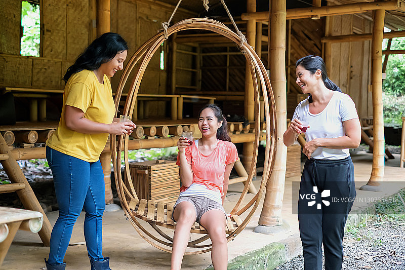朋友们在绿色建筑的露台上聊天图片素材