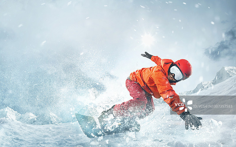 滑雪者在空中滑行，背景是深蓝色的天空图片素材