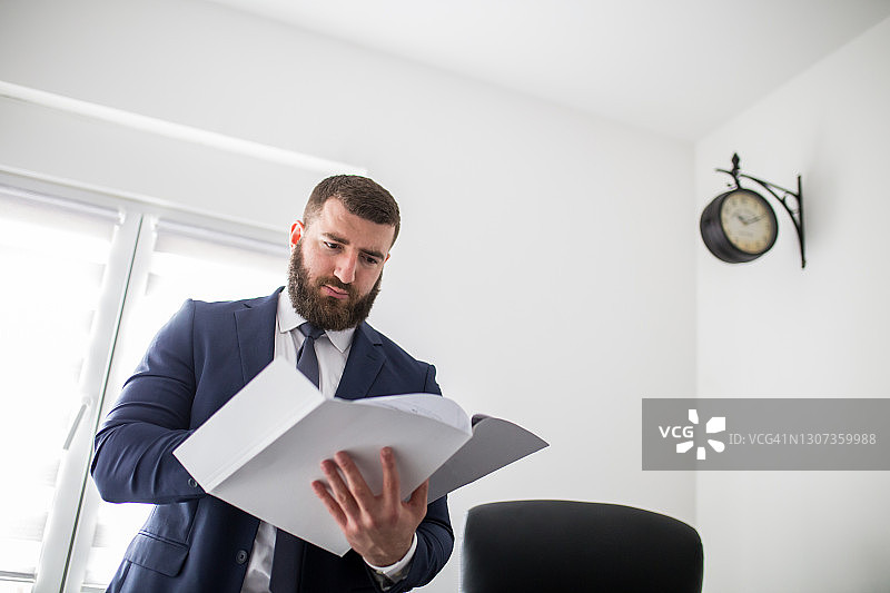 商务人士在办公室处理文件图片素材