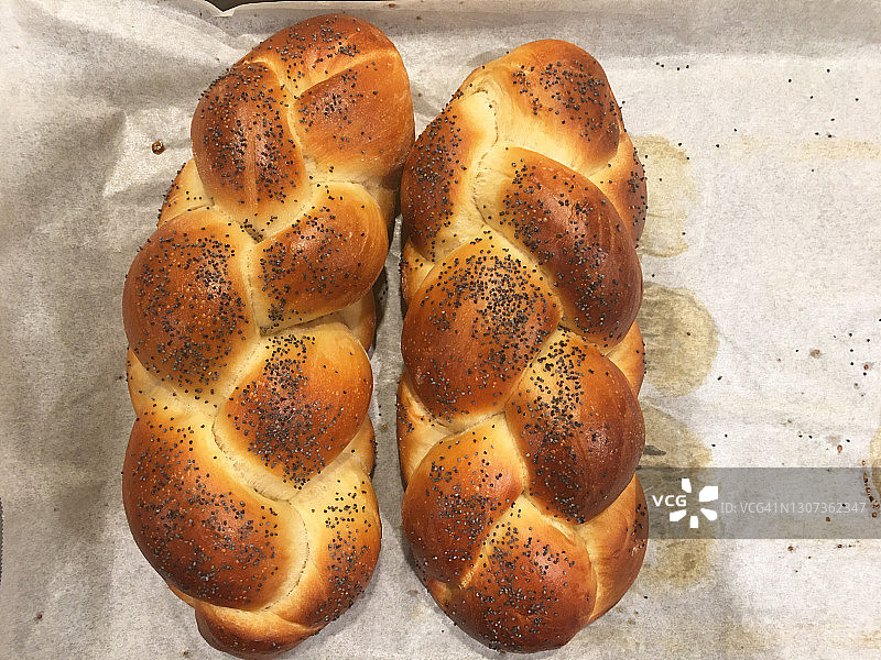 安息日犹太节日烤盘上的两个哈拉面包图片素材